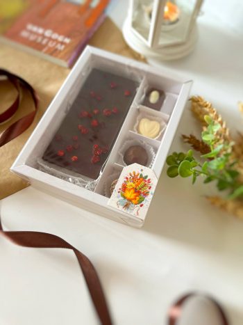 Коробка с прозрачной крышкой 4 конфеты и плитку шоколада, белый — изображение 2